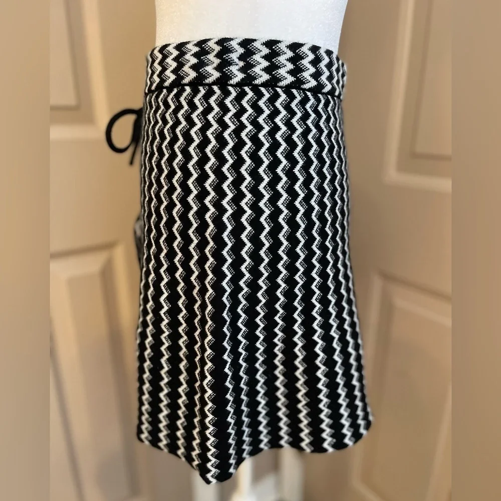 Candie’s black & white chevron stripe sweater mini skirt w/lace-up detail. Sz XS - Picture 4 of 7